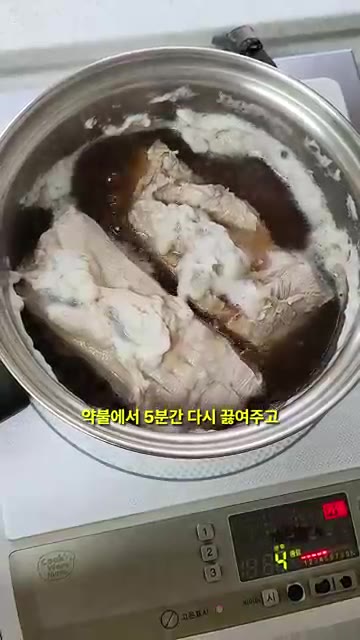 약불에서 5분간 다시 끓여주고 고기를 한 번 뒤집어 줍니다. — 초간단 맥주 돼지수육 만들기