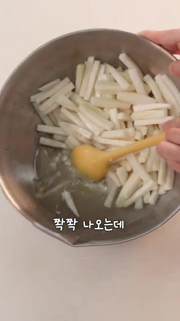 잘 절여진 무는 씻지 말고 물기만 아주 꽉 짜주세요. 잘 절여진 무는 — 1시간이면 꼬들꼬들, 보쌈무김치✨