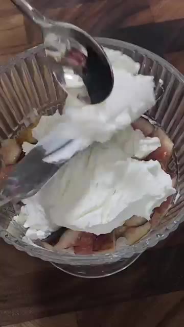 그 위에 자른 무화과를 올리고 꿀을 뿌려준다. — 무화과 듬뿍! 집에서 만드는 예쁜 그릭요거트 디저트