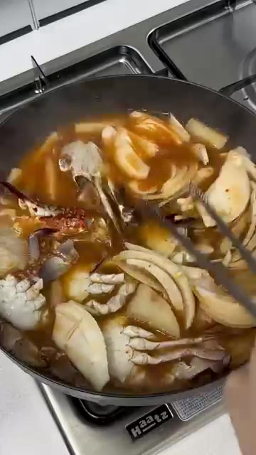 10분 뒤 흐르는 물에 씻은 꽃게 2마리를 넣고, 양파 반 개, 대… — 칼칼하고 시원한 꽃게탕 레시피