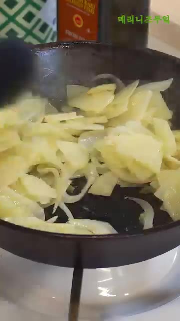 감자가 익으면 물기를 짠 두부를 넣고 함께 볶아줍니다. — 아침식사로 최고!!