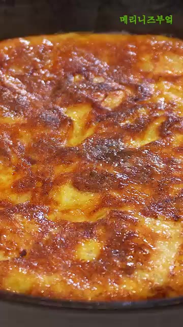 완성된 오믈렛 위에 소스를 얹어 맛있게 즐깁니다. — 아침식사로 최고!!