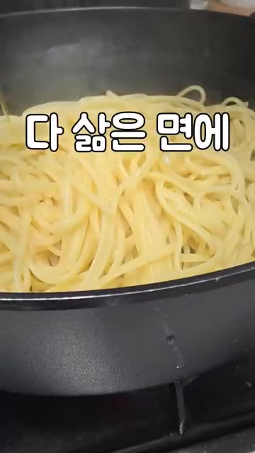 다 삶은 면에 올리브유를 두르고 볶아주세요. — 토마토 스파게티 만들기