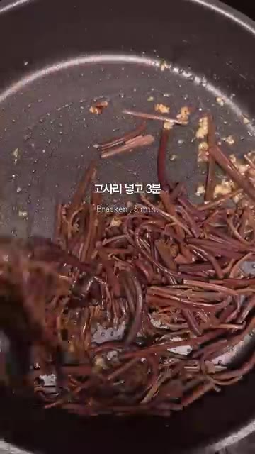 삶은 파스타면과 면수 2국자를 넣고 충분히 섞어 유화시킨다. — 고사리 명란 파스타 레시피
