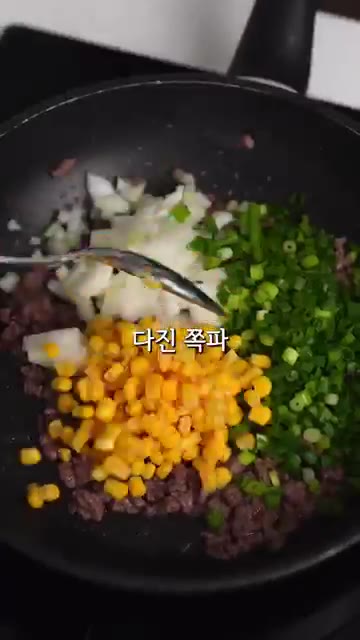 스위트콘을 넣고 섞어준다. — 원팬 오므라이스 #레시피