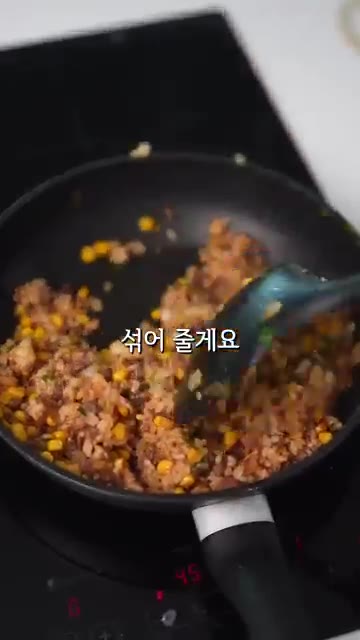 케첩이랑 간장을 넣고 섞어준다. 밥을 가운데로 모은다. — 원팬 오므라이스 #레시피