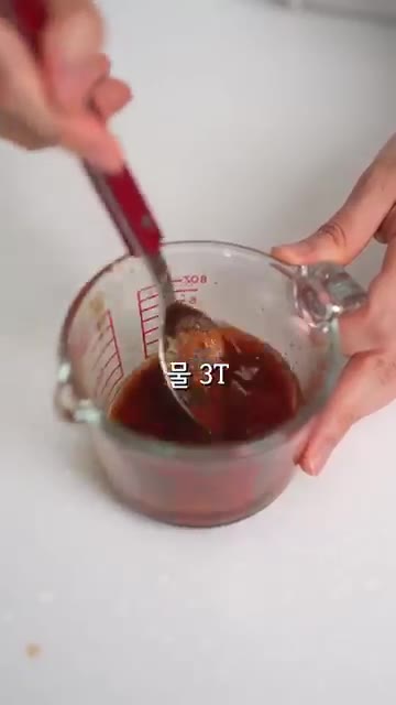 케첩, 돈가스 소스 3T, 설탕 0.5T, 물 1T를 섞어 전자레인… — 원팬 오므라이스 #레시피