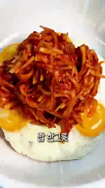 무를 채 썰어 볼에 담고 고춧가루, 설탕, 새우젓, 마늘, 생강을… — 제철 가을무 무생채 황금레시피｜달큰하고 아삭한 밥도둑 반찬