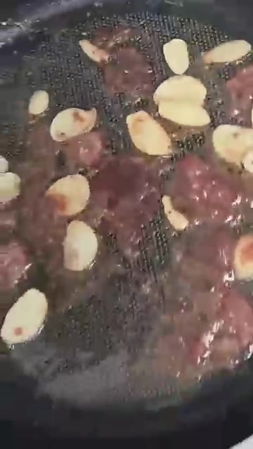 팬에 올리브 오일을 두르고 편마늘을 넣어 중약불에서 향을 낸다. — 앤초비 하나로 끝! 15분 심플 파스타