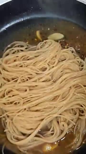 마늘이 노릇해지면 면수 2국자와 버터 1조각을 넣고 유화시킨다. — 앤초비 하나로 끝! 15분 심플 파스타