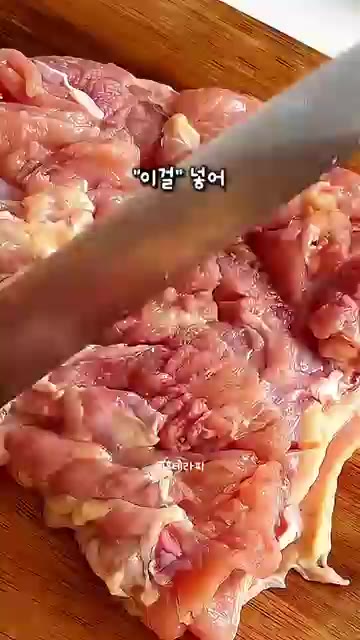 닭다리살에 양념을 버무려 호일에 돌돌 말아 모양을 잡아줍니다. — 육즙이 팡팡 터지는 초간단 에어프라이어 닭다리살 치킨롤 만들기