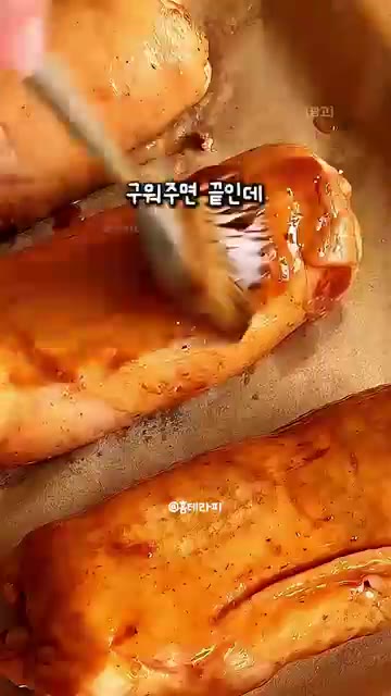 에어프라이어에 넣고 구워줍니다. — 육즙이 팡팡 터지는 초간단 에어프라이어 닭다리살 치킨롤 만들기