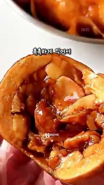 잘 구워진 치킨롤은 겉면에 양념이 잘 배어 윤기가 흐릅니다. — 육즙이 팡팡 터지는 초간단 에어프라이어 닭다리살 치킨롤 만들기