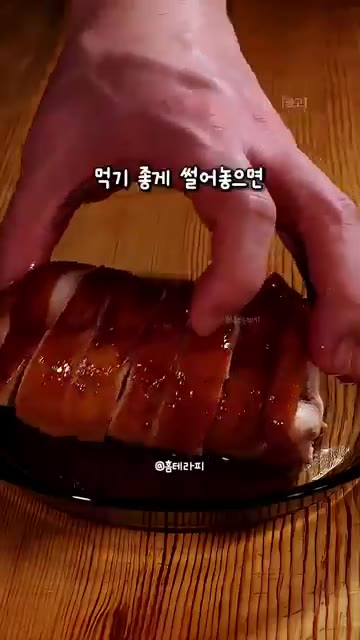 먹기 좋게 썰어보면 속까지 촉촉하게 익어 육즙이 풍부합니다. — 육즙이 팡팡 터지는 초간단 에어프라이어 닭다리살 치킨롤 만들기