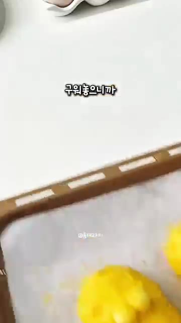 물개 모양으로 성형한 뒤 빵가루를 골고루 묻혀 주세요. — 아이들이 환호하는 역대급 귀여움! 감자 치즈 물개 모양 간식 만들기