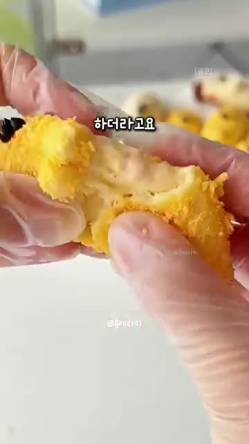 구워진 간식에 검은색 식용 색소나 잼으로 눈과 코를 표현해 주세요. — 아이들이 환호하는 역대급 귀여움! 감자 치즈 물개 모양 간식 만들기