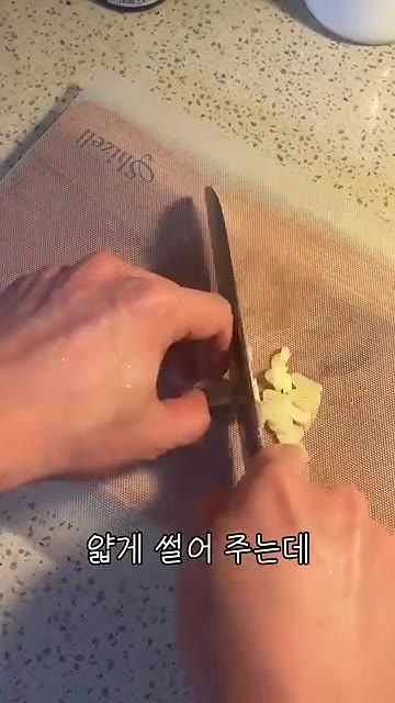 마늘 5-6개를 얇게 썰어줍니다. — 나폴리탄 원팬 파스타 1인분