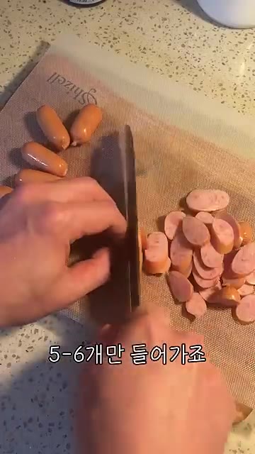 소시지 5-6개를 썰어줍니다. — 나폴리탄 원팬 파스타 1인분