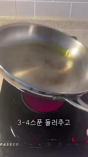 중불 팬에 올리브유 3-4스푼을 두르고 썰어둔 마늘과 소시지를 넣어… — 나폴리탄 원팬 파스타 1인분