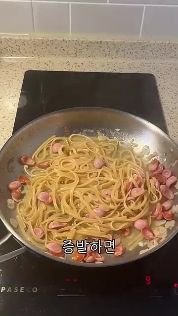물이 거의 다 증발하면 케첩 2스푼을 넣어줍니다. — 나폴리탄 원팬 파스타 1인분