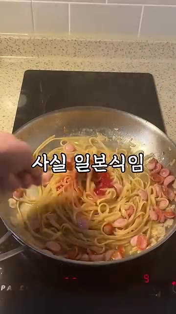 굴소스 반 스푼을 넣고 잘 비벼줍니다. — 나폴리탄 원팬 파스타 1인분