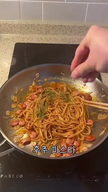 후추를 뿌리고 파마산 치즈 가루를 갈아 올린 후 맛있게 먹어줍니다. — 나폴리탄 원팬 파스타 1인분