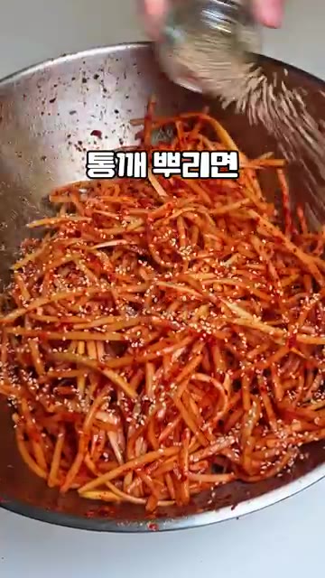 참기름과 통깨를 뿌려 마무리한다. — 정호영 셰프 어머니의 무생채 레시피｜절이지 않고 바로 무쳐요!