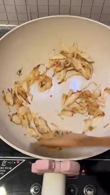 감자와 당근을 넣고 함께 볶는다. — 자취생 저녁: 귀여운 달걀 카레 만들기