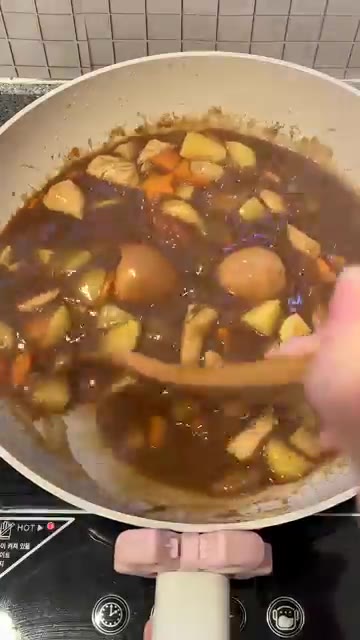 토마토를 썰어 넣고 삶은 달걀을 넣는다. — 자취생 저녁: 귀여운 달걀 카레 만들기