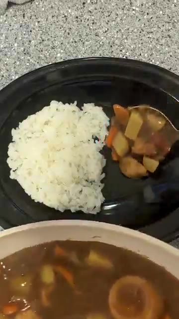 카레를 끓여 재료에 맛이 배도록 한다. — 자취생 저녁: 귀여운 달걀 카레 만들기