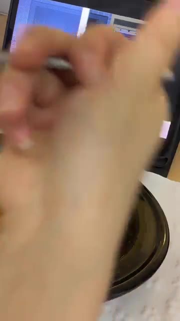 밥 위에 완성된 카레를 푸짐하게 담는다. 맛있게 먹는다. — 자취생 저녁: 귀여운 달걀 카레 만들기