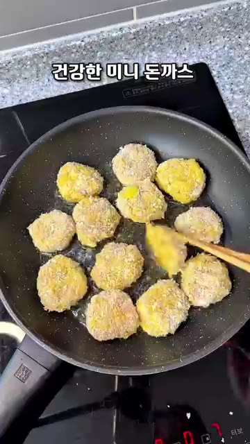 밀가루, 계란물, 빵가루 순서로 튀김옷을 입혀줍니다. — 엄마가 만든 건강하고 촉촉한 미니 돈까스 레시피