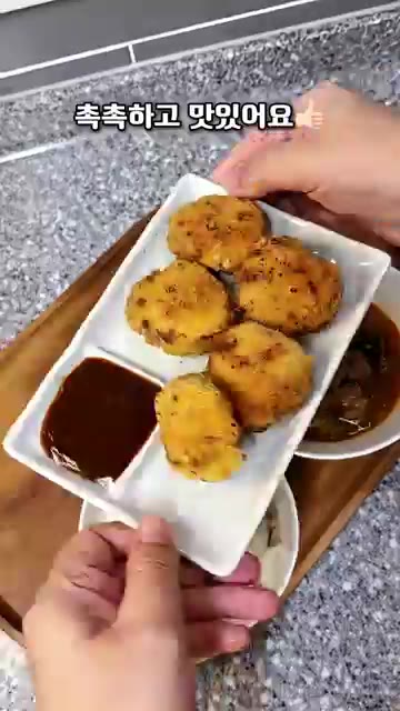 팬에 기름을 두르고 앞뒤로 노릇하게 구워 완성합니다. — 엄마가 만든 건강하고 촉촉한 미니 돈까스 레시피