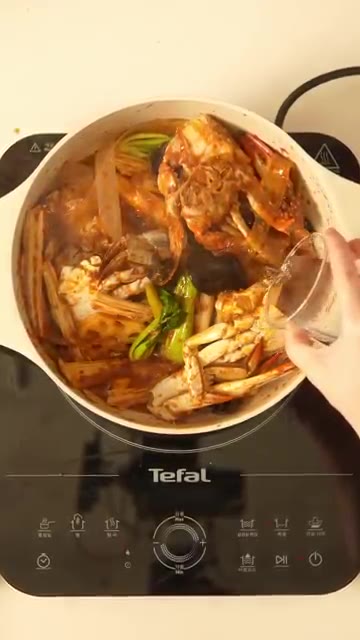 연근, 당면, 목이버섯을 넣고 물을 약간 부어준다. — 새빨간 마라꽃게찜도 걱정 없이🦀 테팔 아이콘 세라믹 냄비와 함께 요리해요🔥