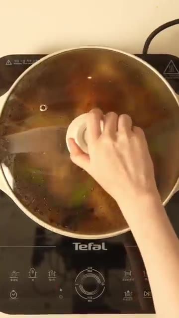 뚜껑을 닫고 끓여준다. — 새빨간 마라꽃게찜도 걱정 없이🦀 테팔 아이콘 세라믹 냄비와 함께 요리해요🔥