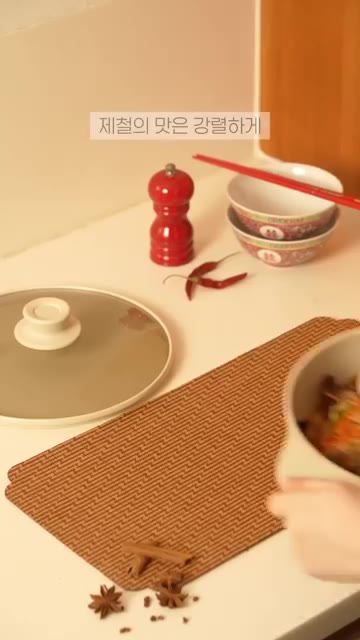 마지막으로 청경채를 넣고 살짝 더 익혀준다. — 새빨간 마라꽃게찜도 걱정 없이🦀 테팔 아이콘 세라믹 냄비와 함께 요리해요🔥