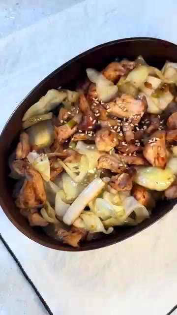 매콤한 소스를 약간 추가하여 맛을 낸다. — 남은 치킨으로 만드는 초간단 볶음밥 도시락