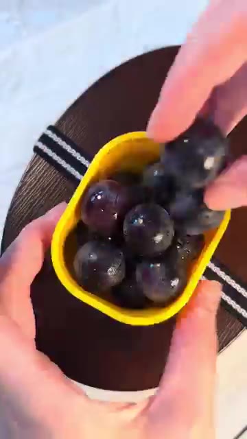 마지막으로 참기름을 두르고 깨를 뿌려 마무리한다. — 남은 치킨으로 만드는 초간단 볶음밥 도시락