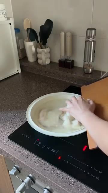 대파는 먹을 만큼만 잘라 넣고 나머지는 건져냅니다. 무는 버리지 않… — 아기 순살 닭곰탕