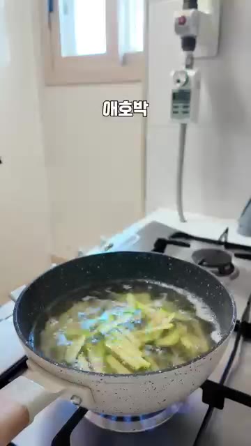 물이 끓으면 감자, 애호박, 표고버섯을 넣고 끓인다. — 만두피로 끓여봤어요! 초간단 들깨수제비