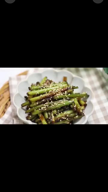 팬에 마늘쫑을 넣고 볶는다. — 오늘의 추천 요리 마늘쫑 볶음