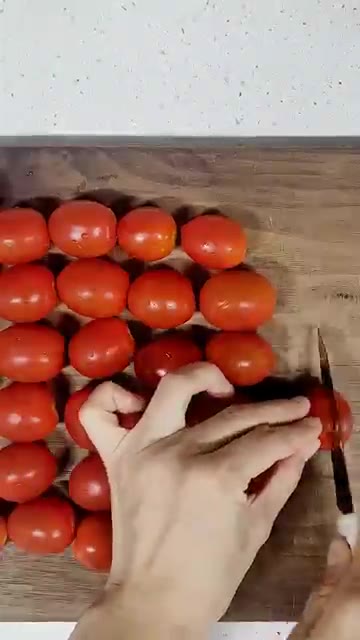 방울토마토 30개는 깨끗이 씻어 반으로 잘라줍니다. — 혈당 붓기 삭제! 토마토 마리네이드