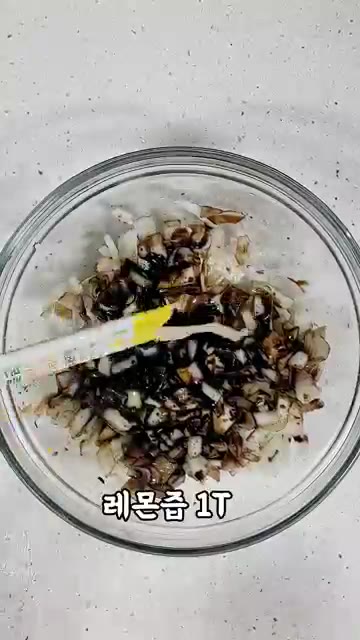 볼에 썰어둔 양파를 담고 올리브오일 3큰술, 발사믹식초 2큰술, 레… — 혈당 붓기 삭제! 토마토 마리네이드