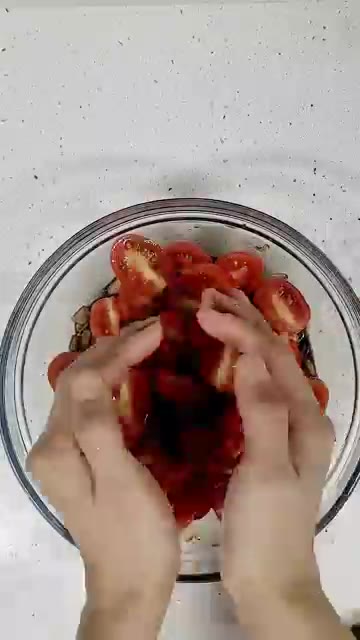 반으로 자른 방울토마토를 양념에 넣고 잘 버무려줍니다. — 혈당 붓기 삭제! 토마토 마리네이드