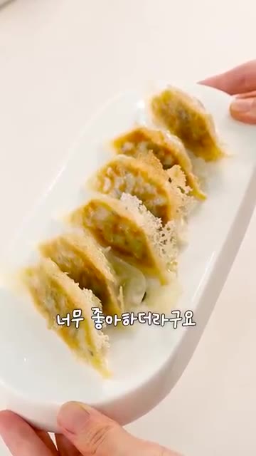 전자레인지 용기에 만두를 넣고 물을 살짝 부어 4분간 돌려 촉촉한… — 냉동만두 처리하는, 3가지 레시피🥟