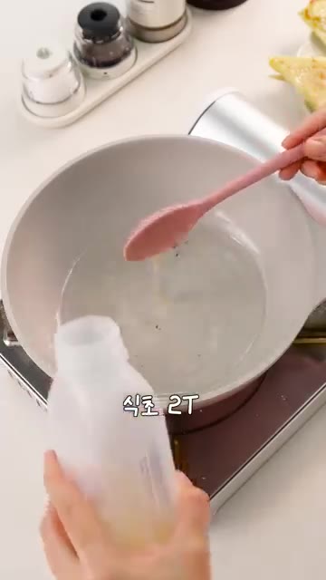 팬에 기름을 넉넉히 두르고 만두를 앞뒤로 노릇하게 굽는다. 같은 팬… — 냉동만두 처리하는, 3가지 레시피🥟