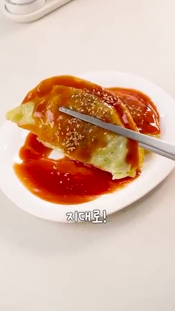 팬에 식용유를 살짝 두르고 만두를 올린다. 물 반컵에 밀가루 반큰술… — 냉동만두 처리하는, 3가지 레시피🥟