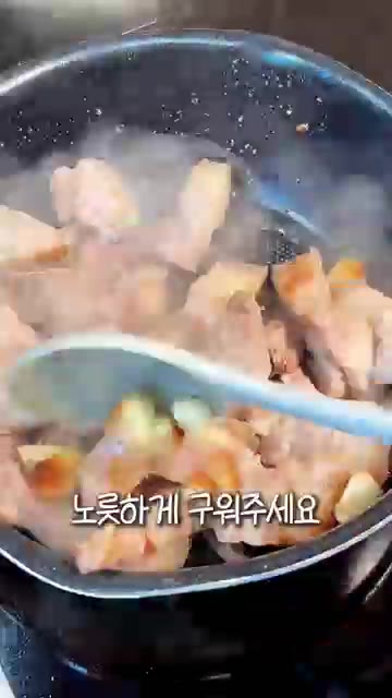 앞다리살을 먹기 좋게 썰어 팬에 마늘과 함께 넣고 노릇하게 굽습니다. — 돼지고기 꽈리고추볶음 레시피 | 간장 양념으로 만드는 단짠 밥도둑
