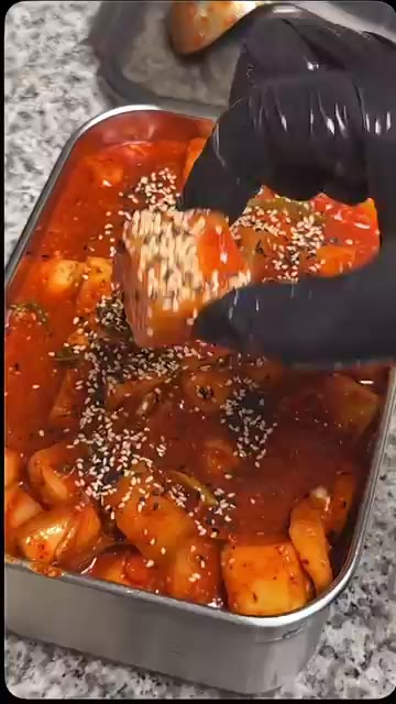 용기에 담아주면 맛있는 깍두기 완성입니다. — 엄마 생각나는 깍두기 만들기