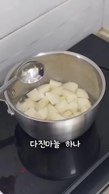 설탕 1큰술, 다진 마늘 1큰술, 진간장 6큰술을 넣고 감자가 젓가… — 간단 감자조림 레시피